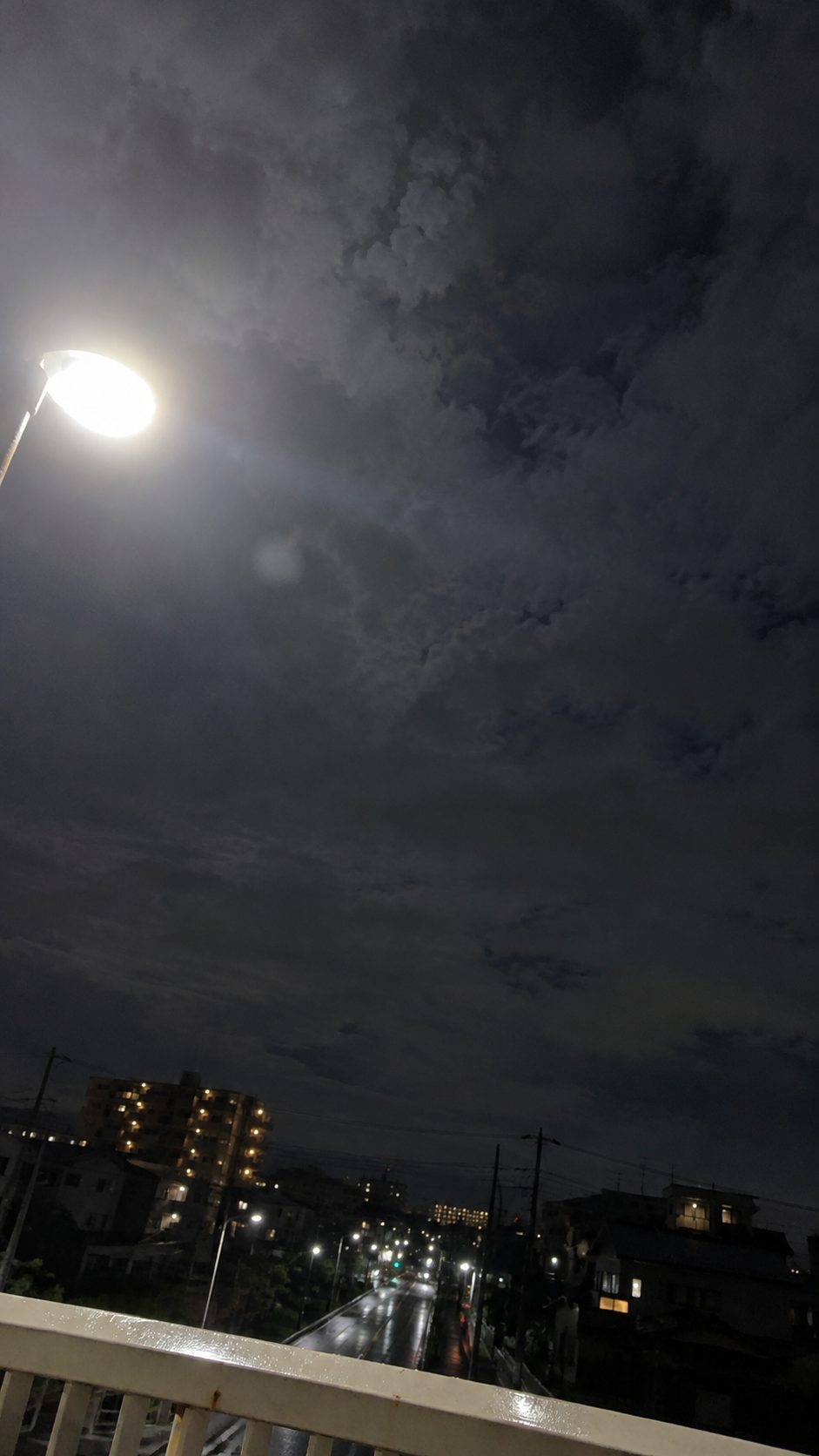 歩道橋から見上げた深夜の空